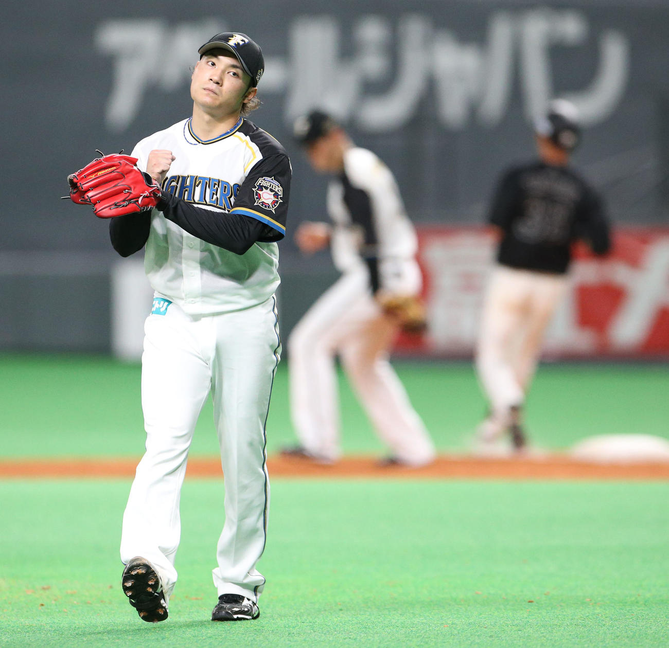 日本ハム対ロッテ　5回表ロッテ2死二塁、高部を二ゴロに仕留め手をたたく伊藤（撮影・佐藤翔太）