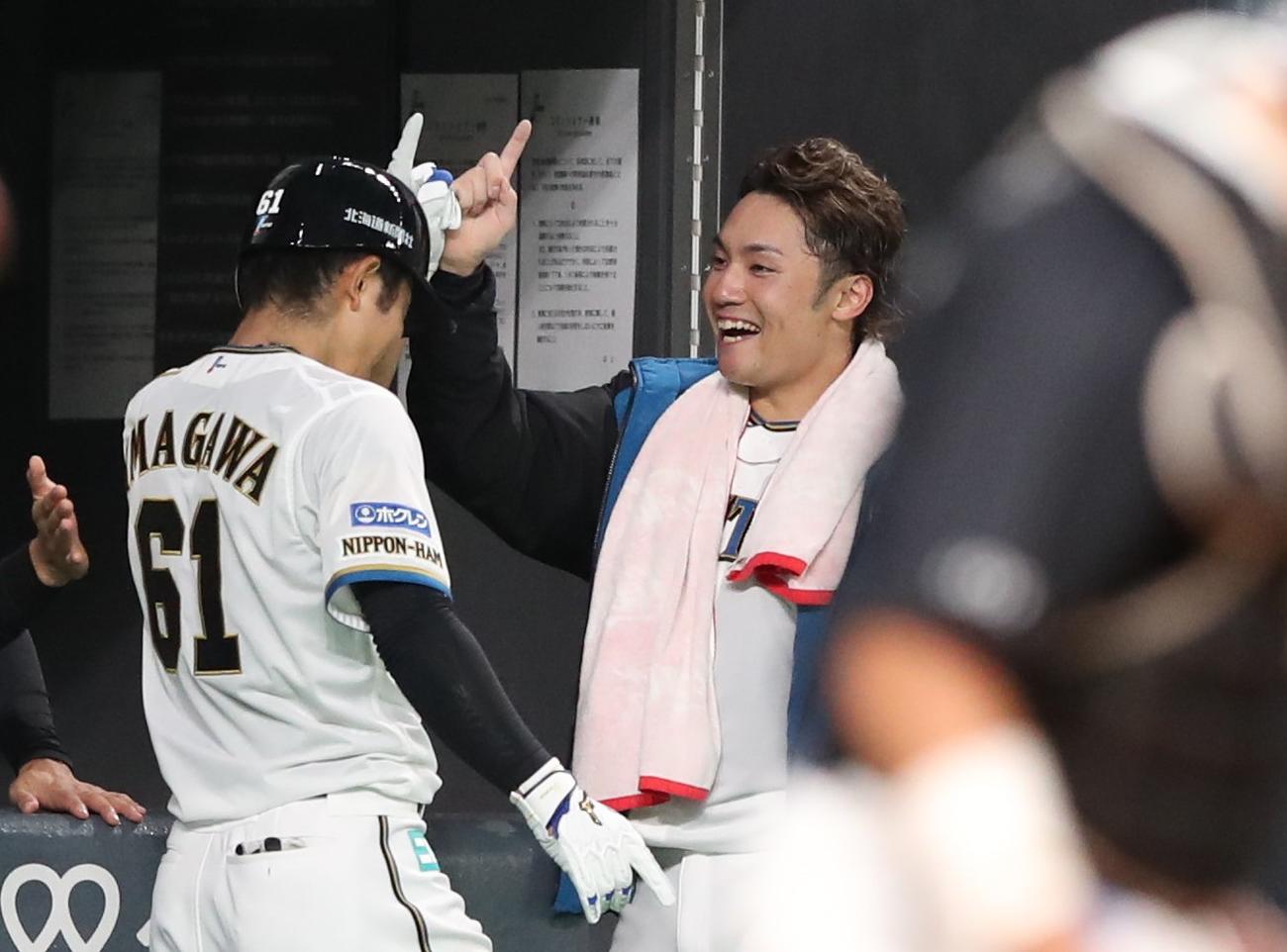 日本ハム対ロッテ　6回裏、本塁打を放った今川を出迎える伊藤（撮影。黒川智章）