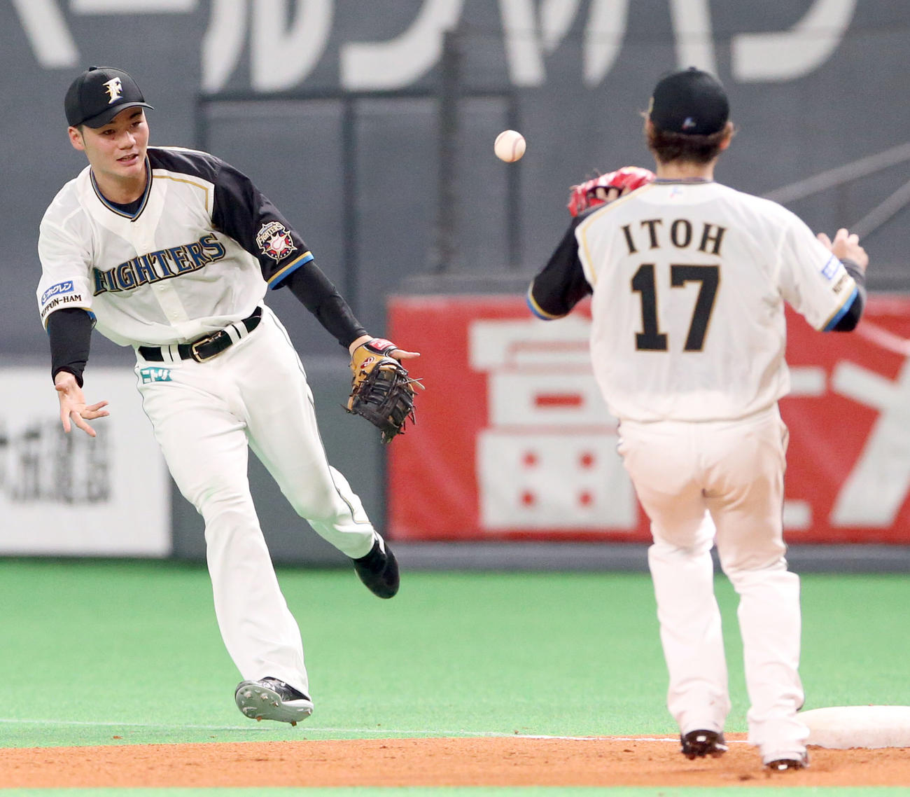 日本ハム対ロッテ　6回表ロッテ1死、安田の打球を好捕した清宮（左）はベースカバーに入った伊藤にトスをする（撮影・佐藤翔太）