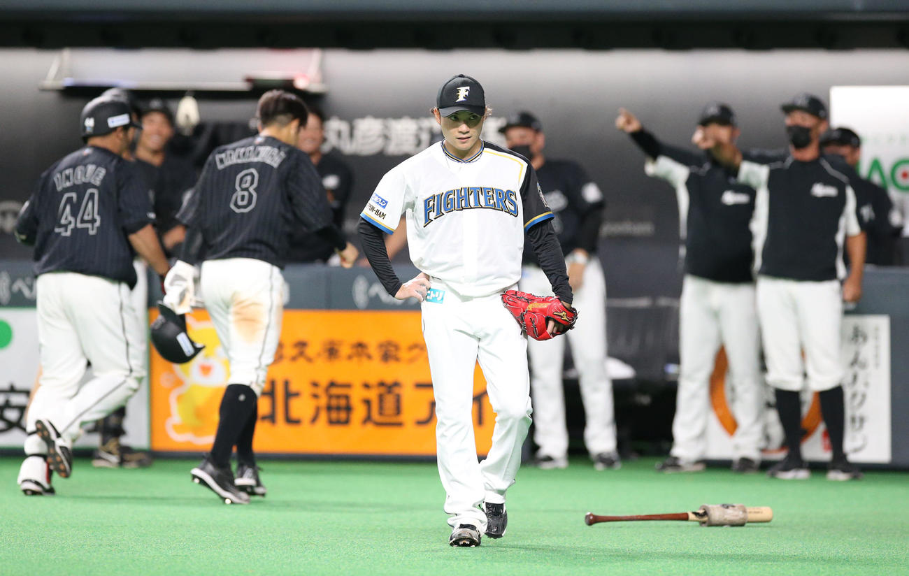 日本ハム対ロッテ　8回表ロッテ2死二塁、宇佐見の悪送球の間に井上（左）が生還し険しい表情の伊藤（撮影・佐藤翔太）