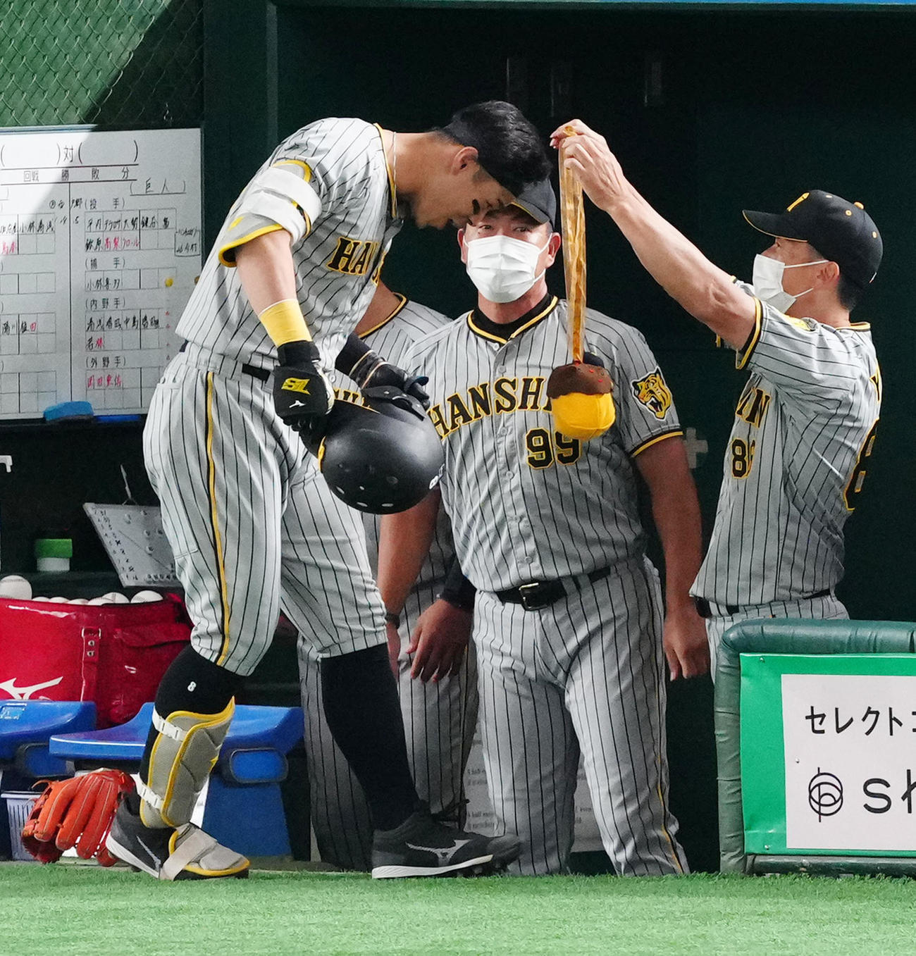 巨人対阪神　2回表阪神2死、先制ソロ本塁打を放った佐藤輝（左）を迎える矢野監督（撮影・江口和貴）