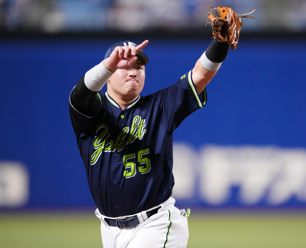 中日対ヤクルト　12回裏中日2死一、二塁、阿部の中前適時打で三塁へ進塁した加藤翔へのタッチプレイにリクエストを要求する村上（撮影・横山健太）