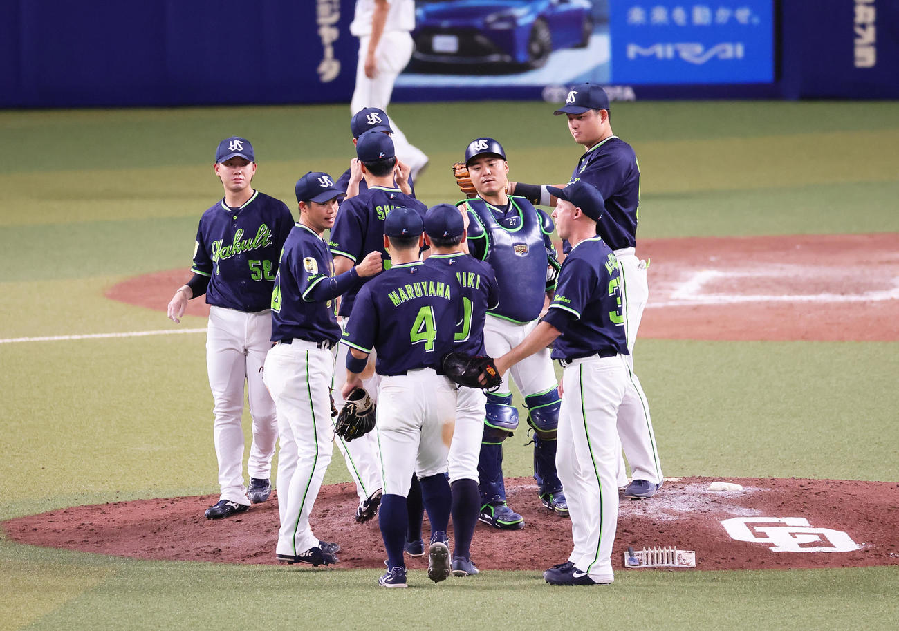 中日対ヤクルト引き分けに終わり、マウンド上でタッチを交わすヤクルト村上（後方右端）ら（撮影・足立雅史）