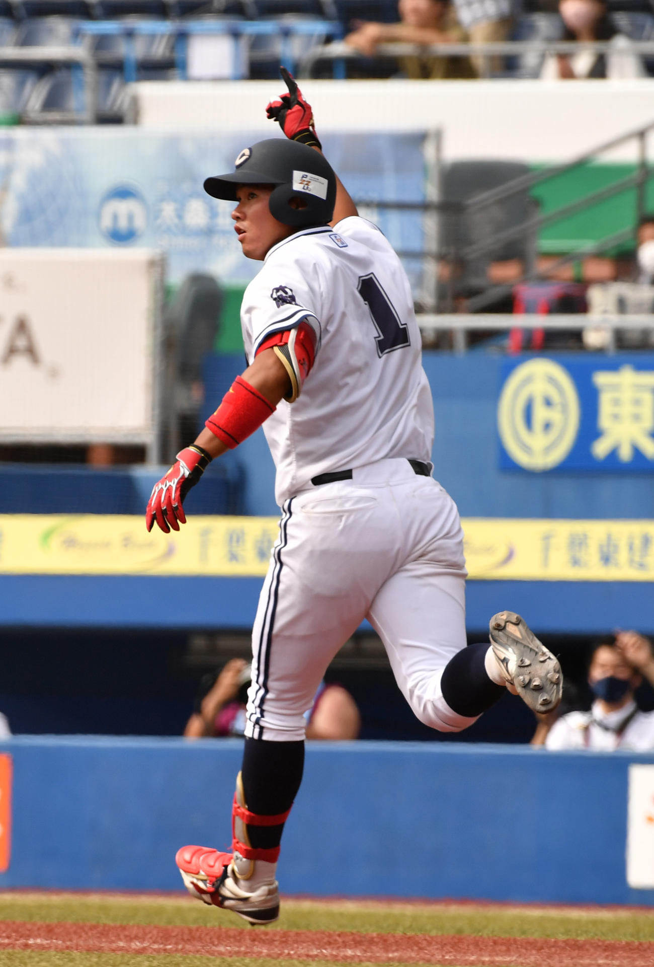 亜大対中大　2回裏中大無死、北村は左越えに本塁打を放ちガッツポーズする（撮影・柴田隆二）