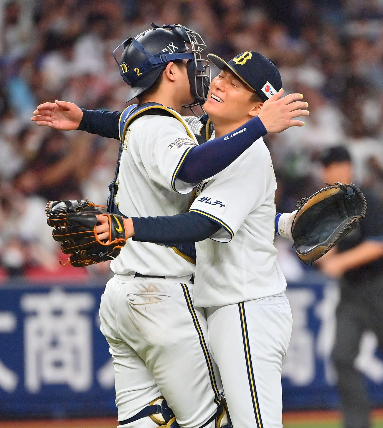 オリックス対ソフトバンク　完封勝利を挙げた山本（右）は若月と抱き合う（撮影・和賀正仁）