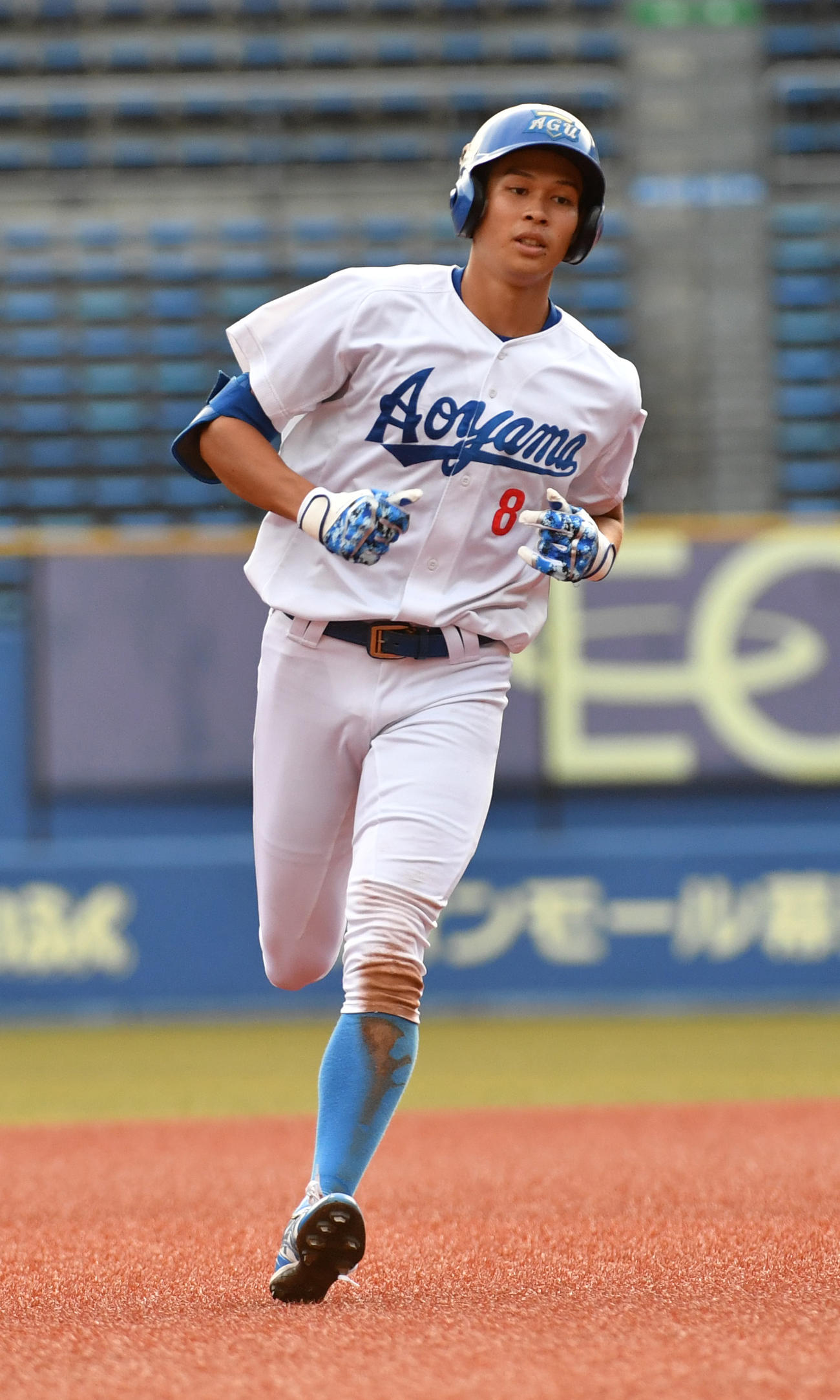 青学大対日大　3回表青学大無死一塁、中島は右越えに本塁打を放ち三塁に向かう（撮影・柴田隆二）