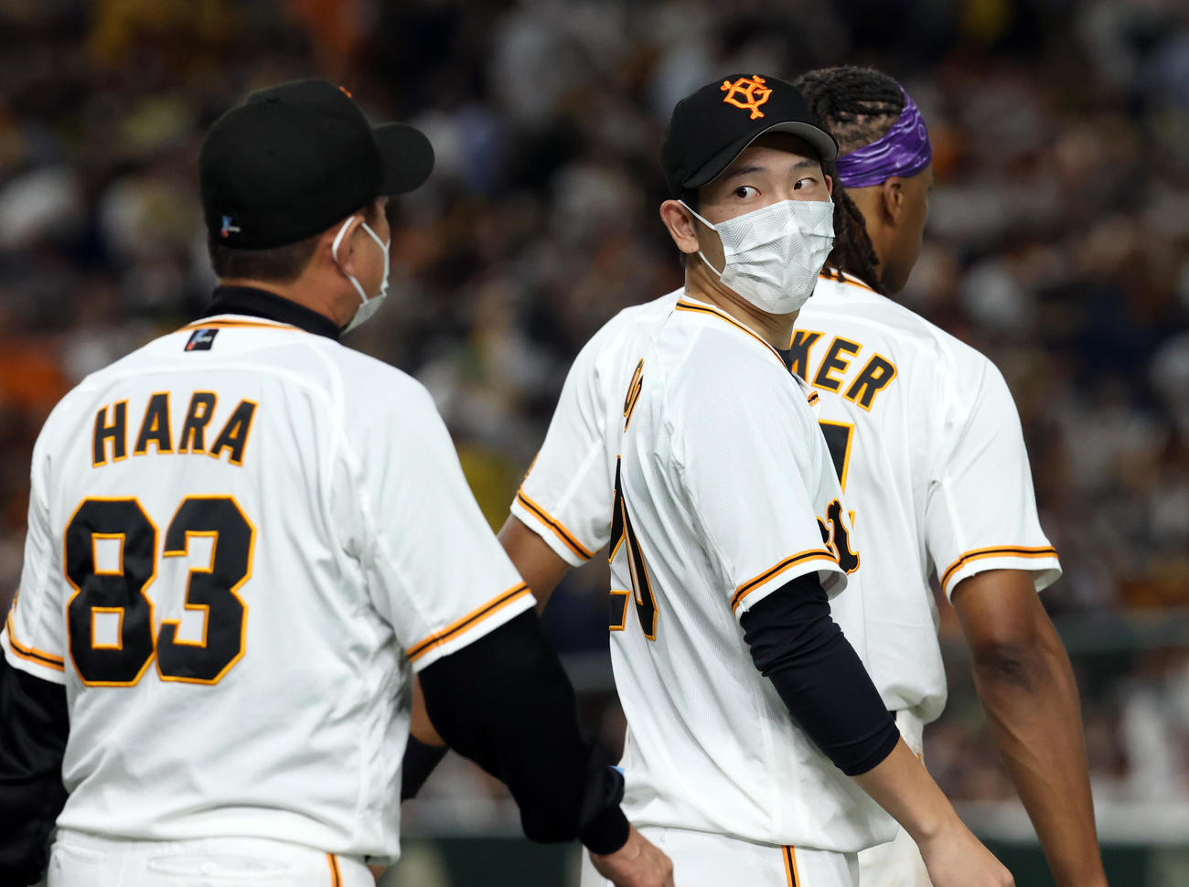 巨人対阪神　試合後、原監督（左）に声をかけられる戸郷（撮影・狩俣裕三）