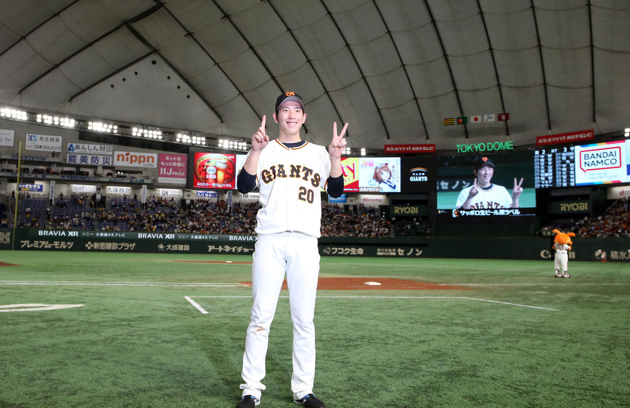 巨人対阪神　ヒーローインタビュー後、記念撮影する12勝目をあげた巨人戸郷（撮影・狩俣裕三）