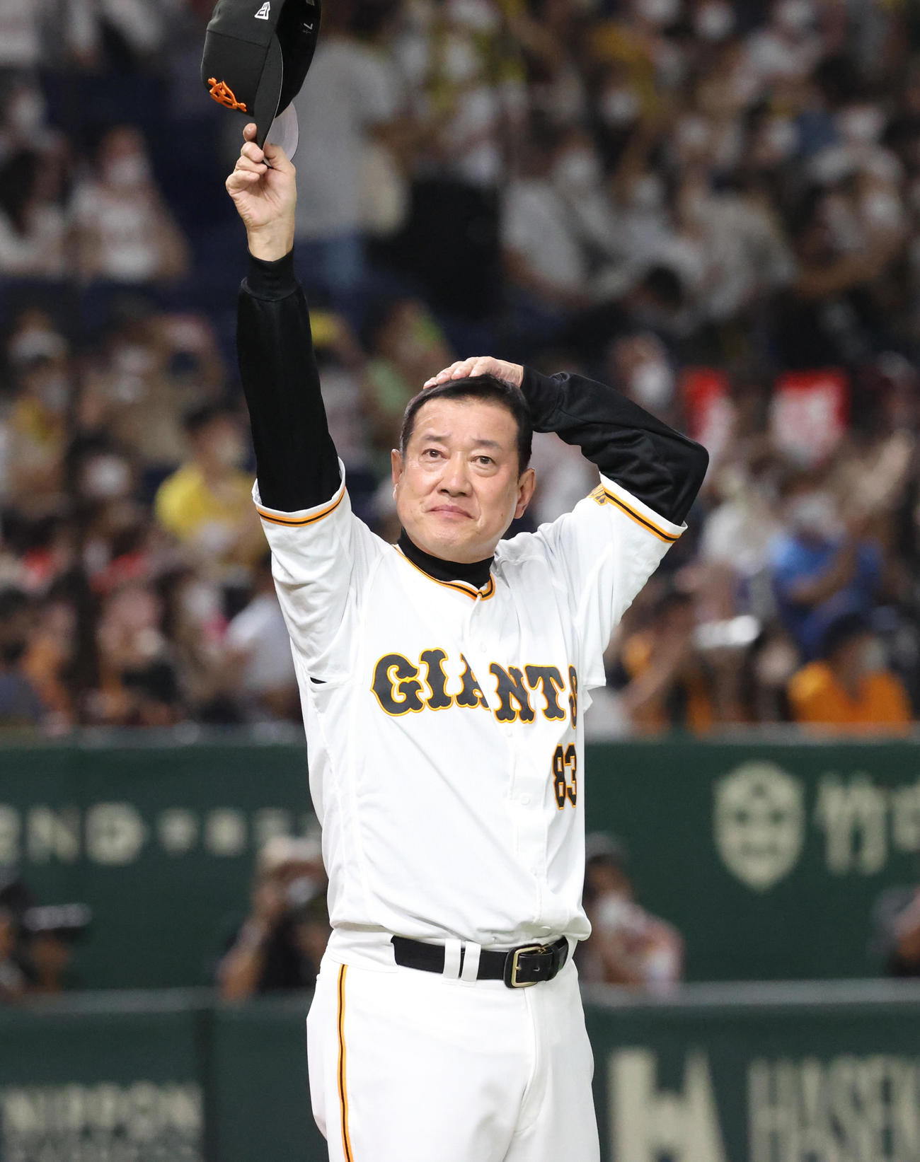 巨人対阪神　試合後、ファンにあいさつする原監督（撮影・狩俣裕三）