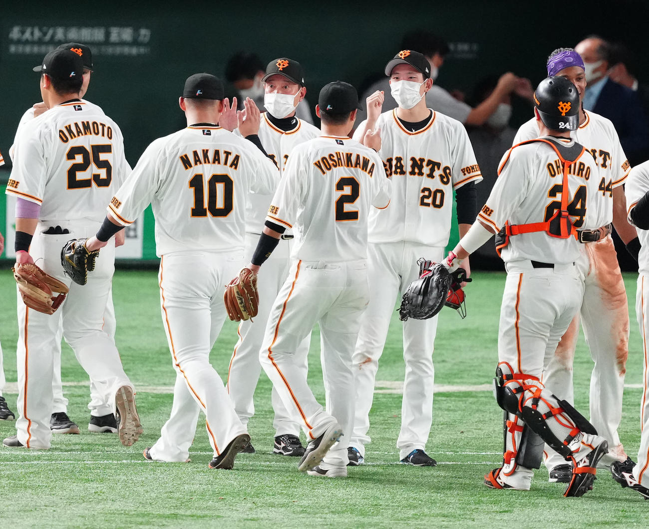 巨人対阪神　試合後、巨人の選手たちとタッチを交わす原監督（中央左）と戸郷（同右）（撮影・江口和貴）