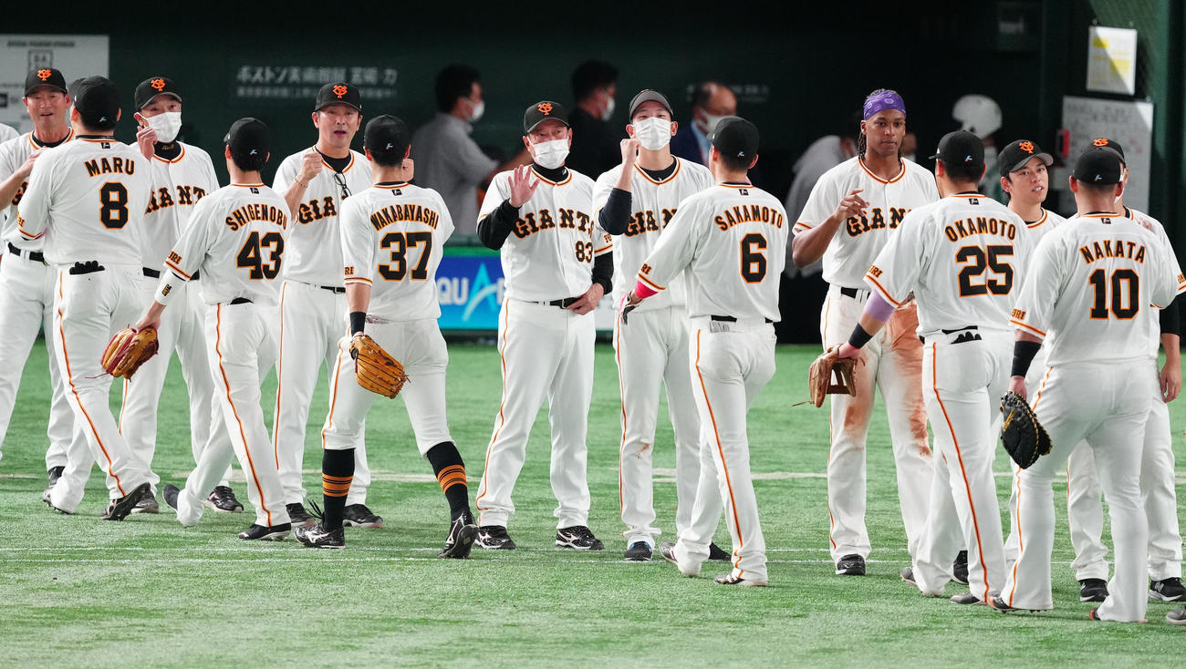 巨人対阪神　試合後、巨人の選手たちを出迎える原監督（中央左）と戸郷（同右）（撮影・江口和貴）