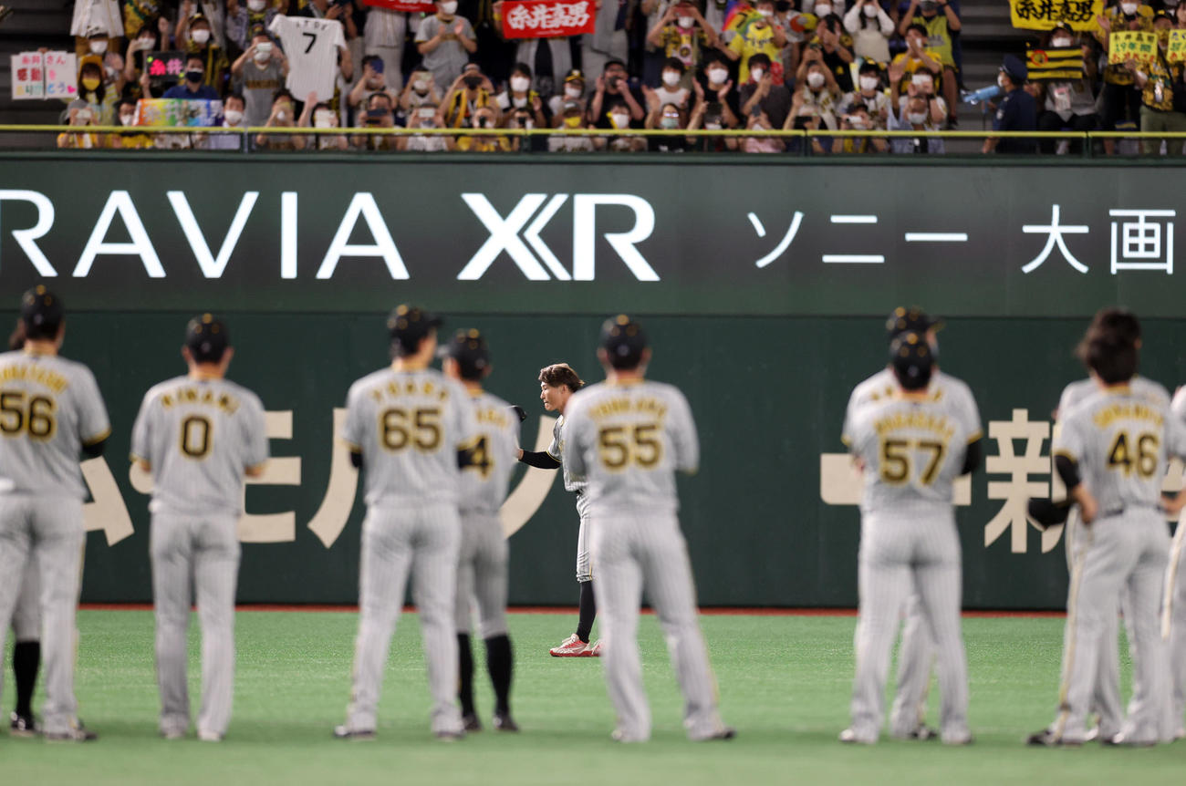 巨人対阪神　試合後、左翼席のファンにあいさつする糸井（後方）と阪神の選手たち（撮影・狩俣裕三）