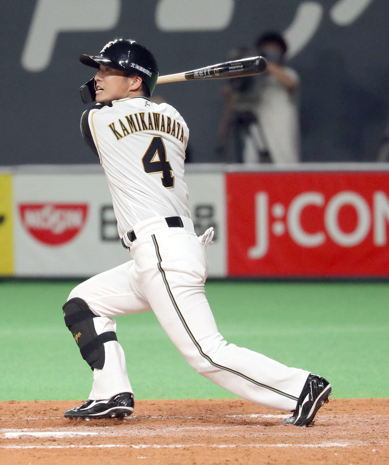 日本ハム対ロッテ　9回裏日本ハム2死二、三塁、サヨナラとなる左前適時打を放つ上川畑（撮影・佐藤翔太）