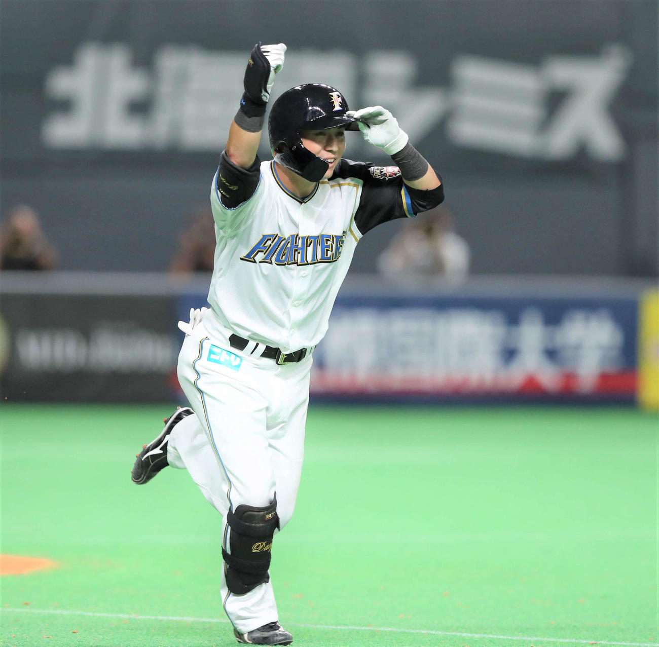 日本ハム対ロッテ　9回裏日本ハム2死二、三塁、サヨナラ打を放ちガッツポーズの上川畑（撮影。黒川智章）