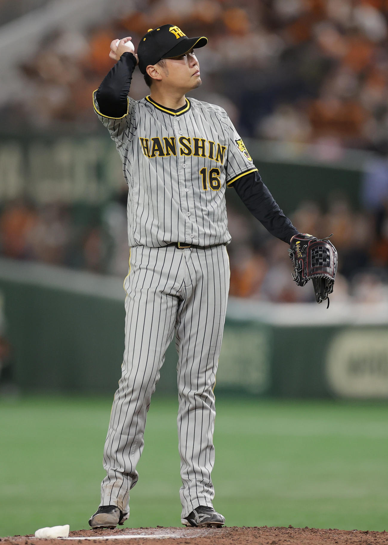 巨人対阪神　5回裏巨人2死三塁、吉川に適時二塁打を浴びた西勇（撮影・前田充）