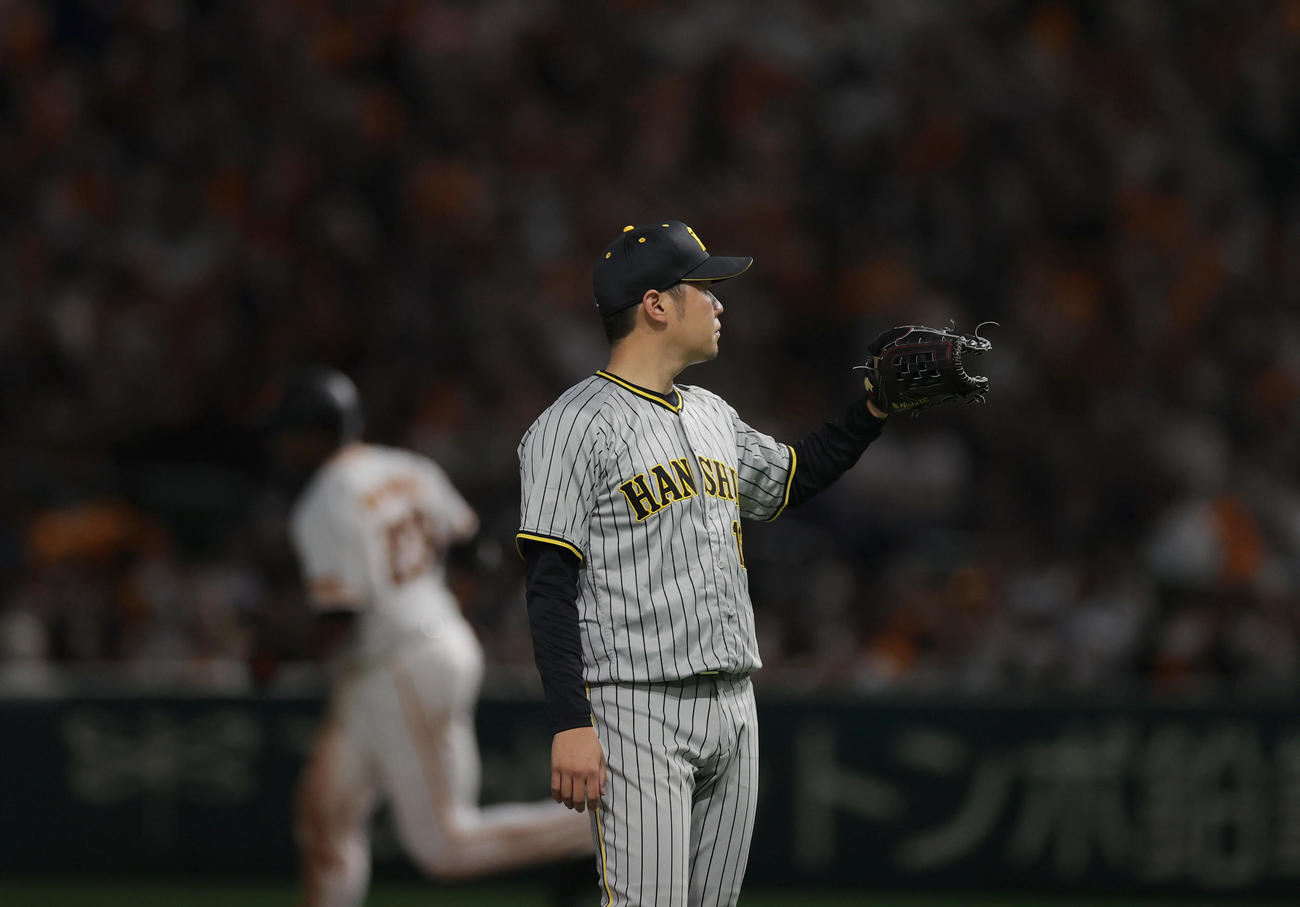 巨人対阪神　6回裏巨人2死、ポランコ（左）に右越え本塁打を浴びる西勇（撮影・前田充）