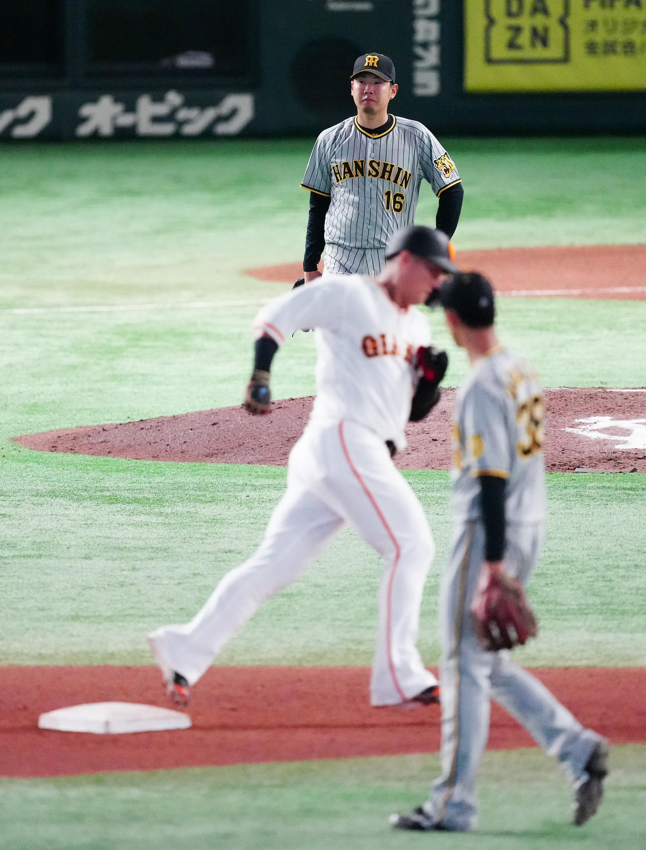 巨人対阪神　6回裏巨人1死、中田（手前左）に勝ち越しソロ本塁打を浴びた西勇（撮影・江口和貴）