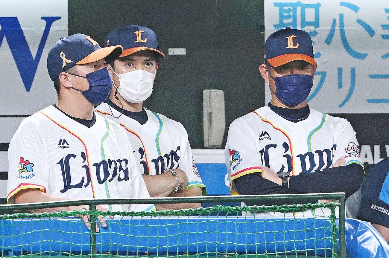 西武対楽天　9回裏、厳しい表情の西武辻監督（右）と松井ヘッドコーチ（中央）、平石コーチ（撮影・滝沢徹郎）