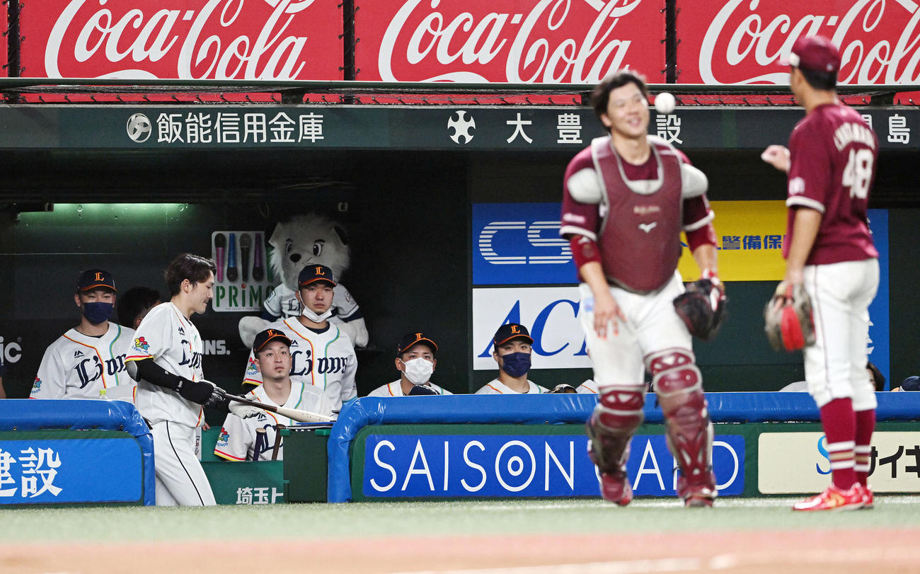西武対楽天　試合に敗れ肩を落とす西武の選手たち（撮影・滝沢徹郎）