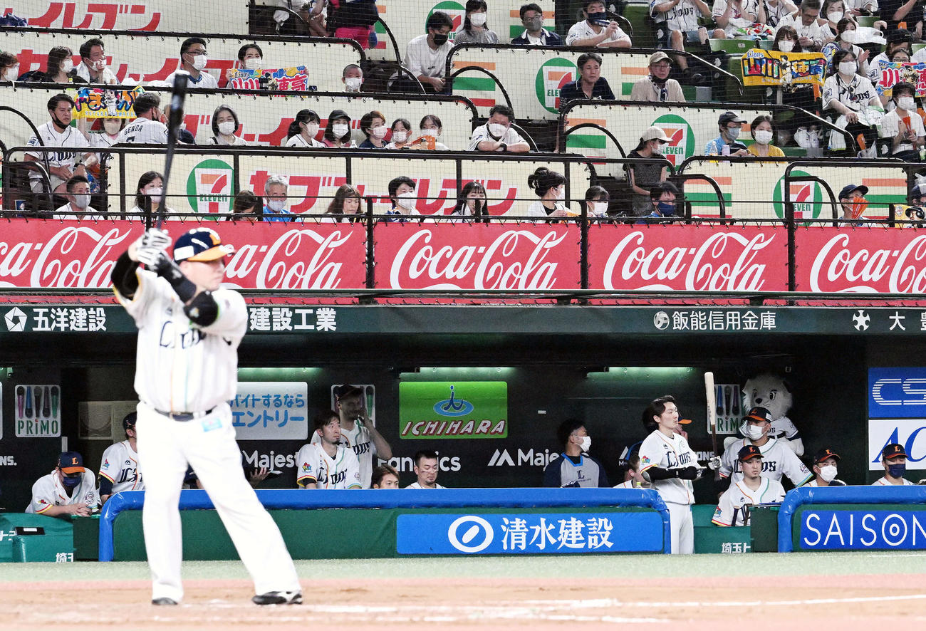 西武対楽天　9回、戦況を見つめる西武の選手たち（撮影・滝沢徹郎）