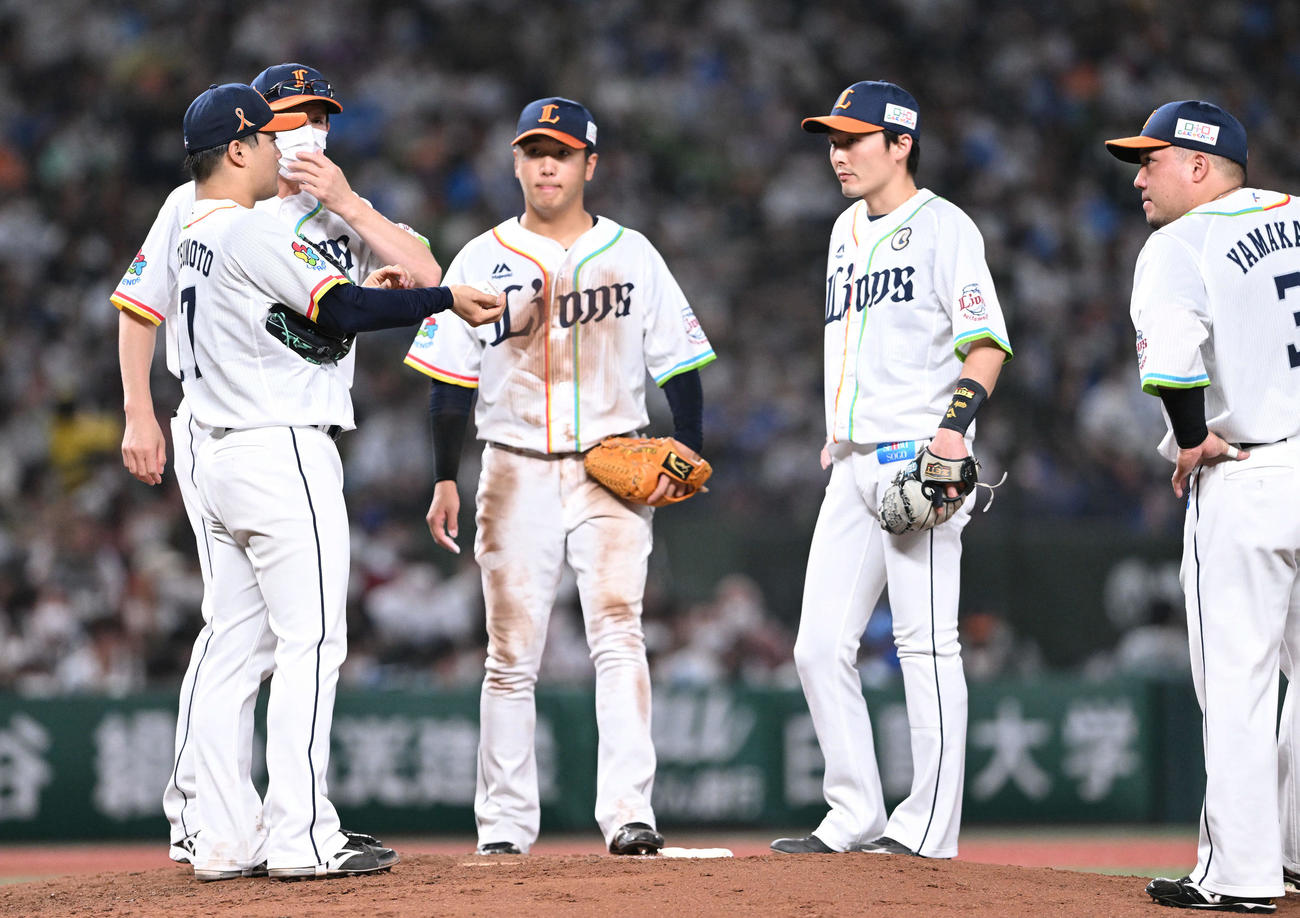 西武対楽天　4回表、ピンチにマウンドの西武松本（左）のもとに集まるナイン（撮影・滝沢徹郎）