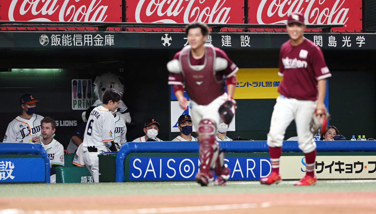 西武対楽天　試合に敗れ肩を落とす西武の選手たち（撮影・滝沢徹郎）