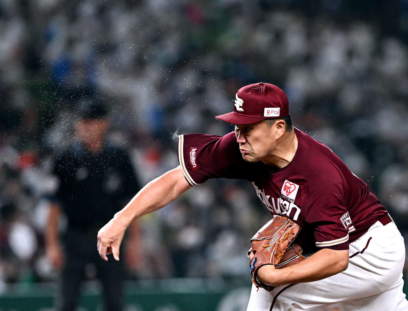 西武対楽天　汗を飛ばし力投する楽天田中将（撮影・滝沢徹郎）