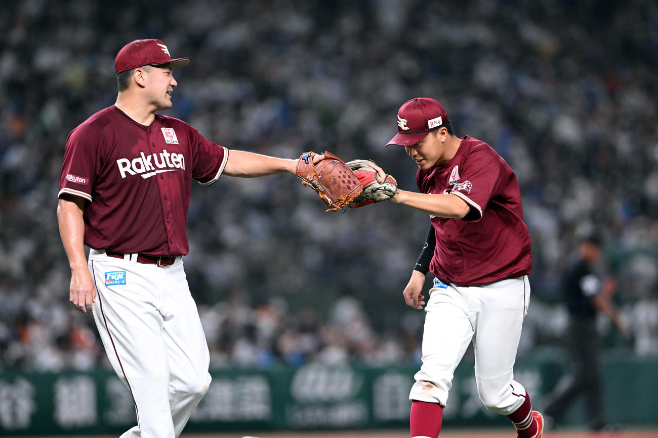西武対楽天　7回裏、好守を見せた楽天の遊撃手渡辺佳（右）とタッチを交わす田中将（撮影・滝沢徹郎）