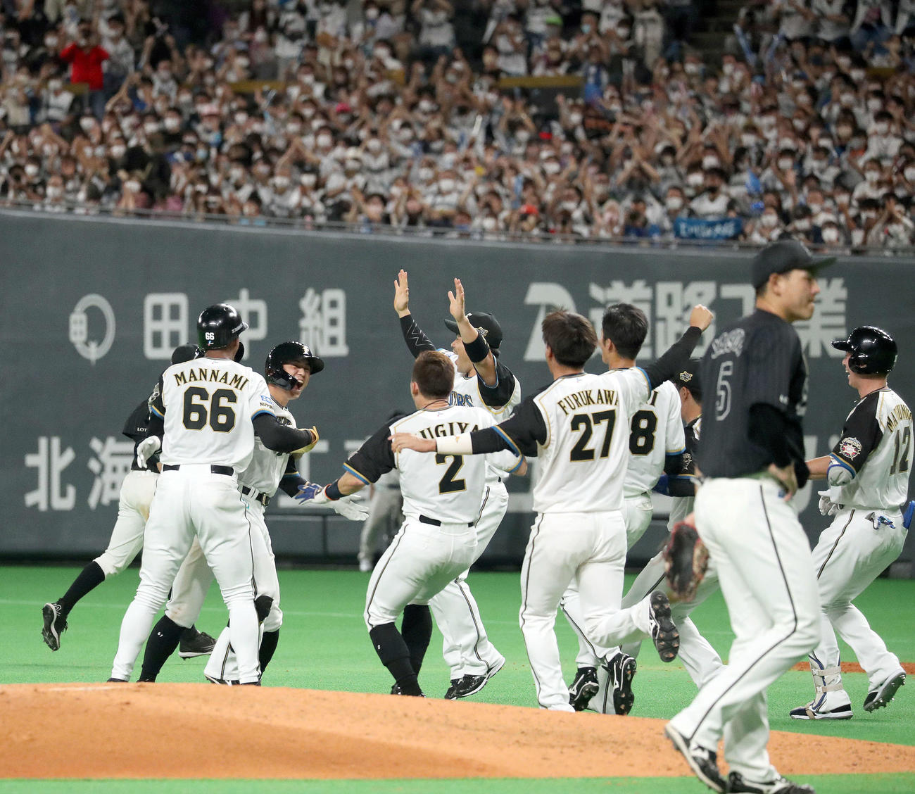 日本ハム対ロッテ　9回裏日本ハム2死二、三塁、サヨナラとなる左前適時打を放ちナインに祝福される上川畑（左から2人目）（撮影・佐藤翔太）