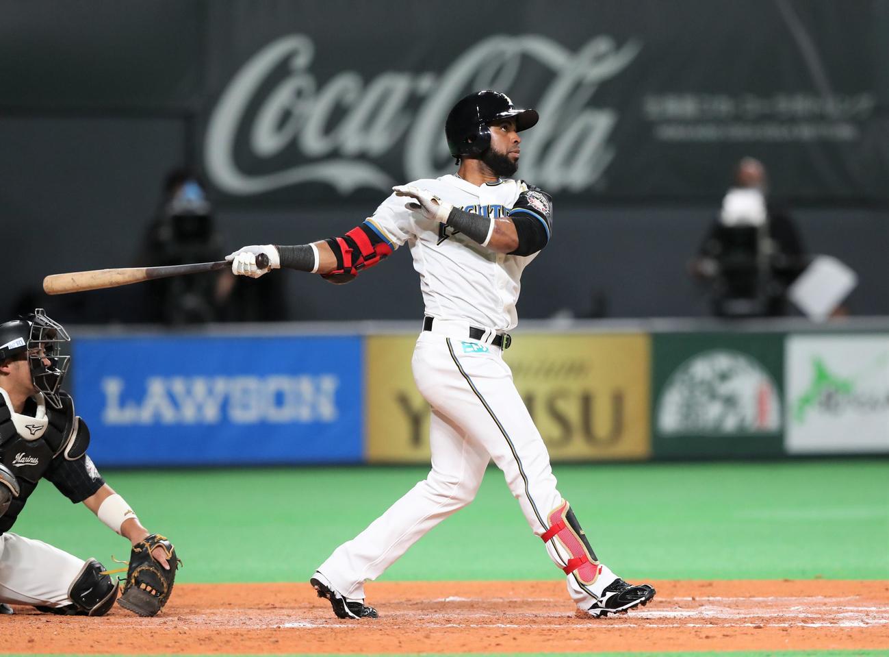 日本ハム対ロッテ　8回裏日本ハム2死一塁、右越え2点本塁打を放つアルカンタラ（撮影。黒川智章）