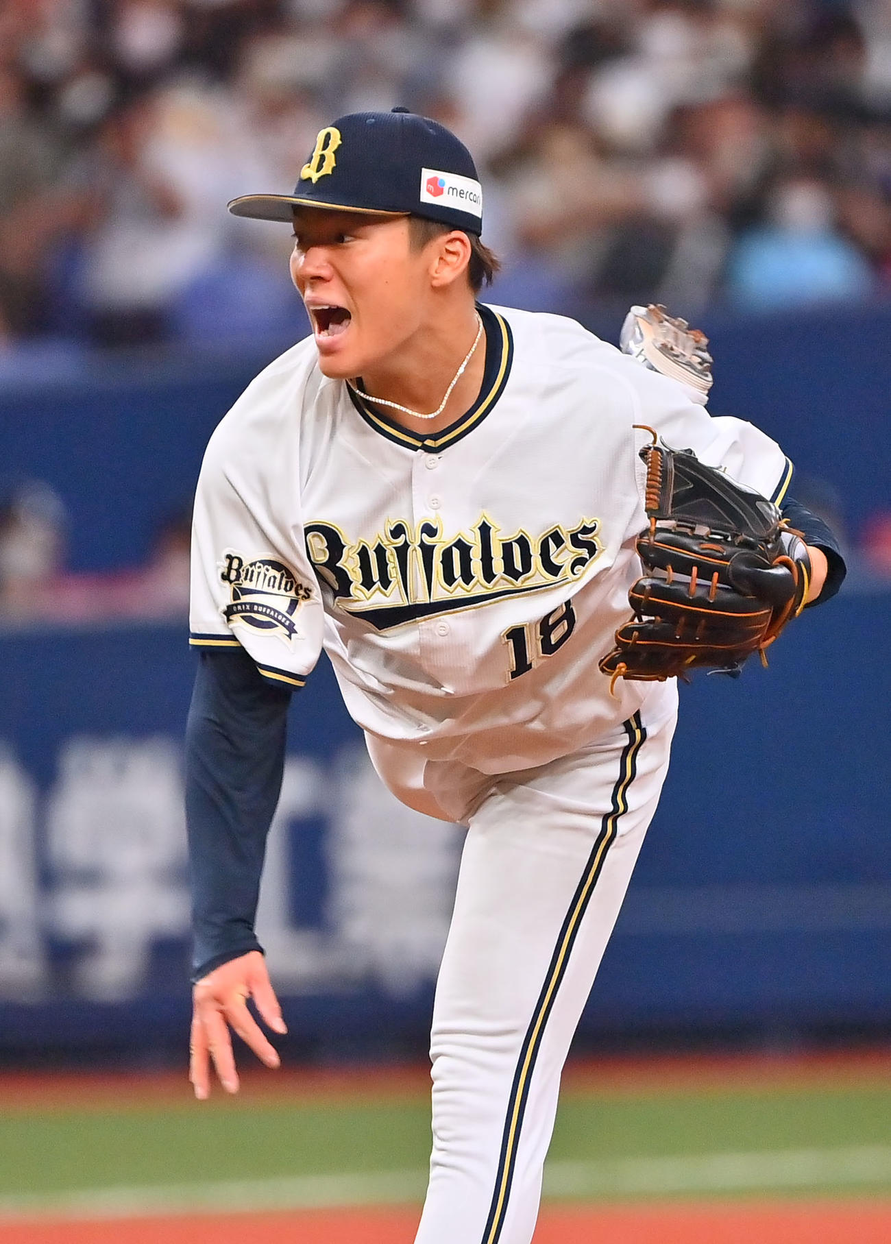 オリックス対ソフトバンク　9回表、大きな声を上げながら投球するオリックス山本（撮影・和賀正仁）