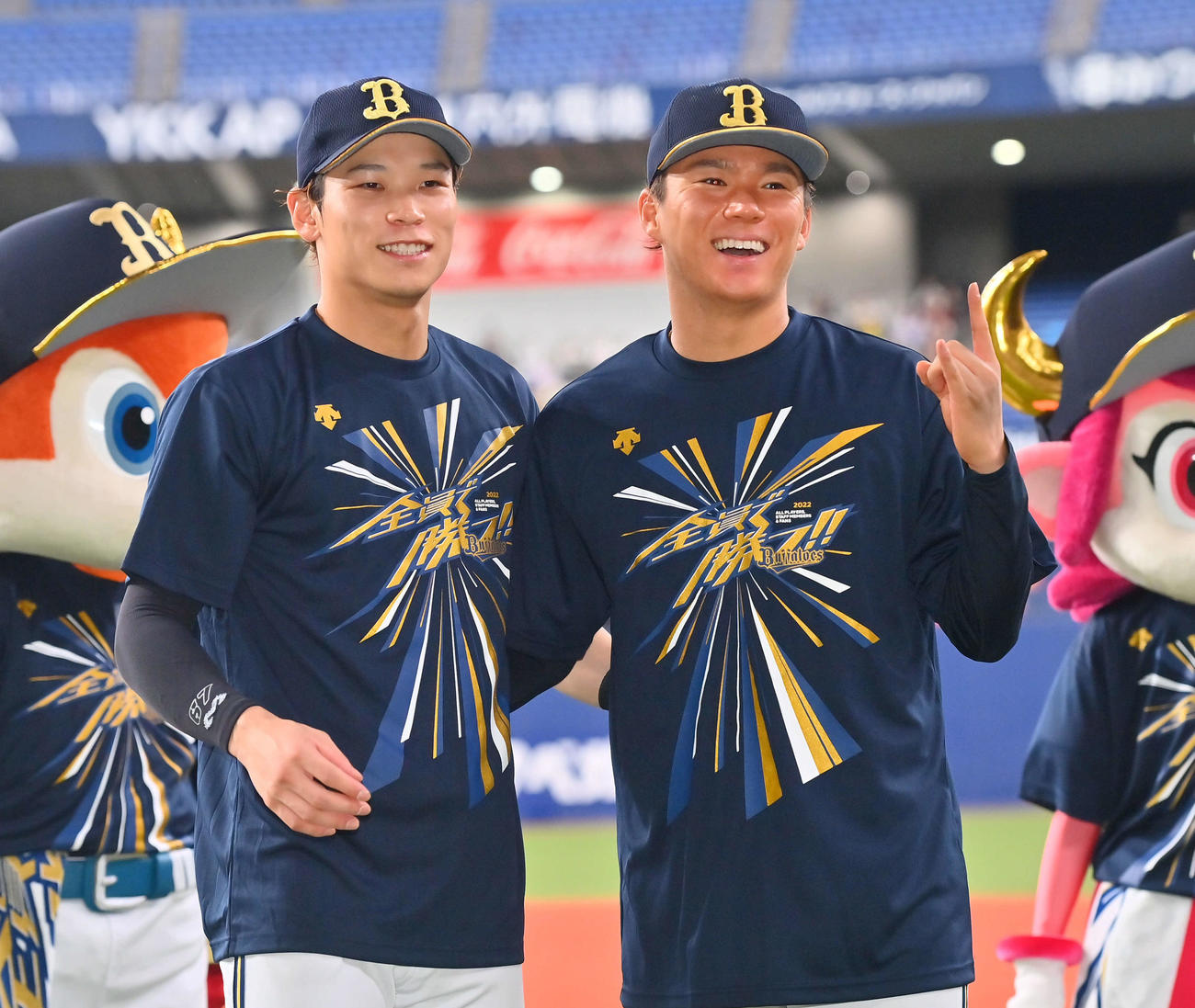 オリックス対ソフトバンク　中川圭（左）とともにスタン・ハンセンのポーズを決めるオリックス山本（撮影・和賀正仁）