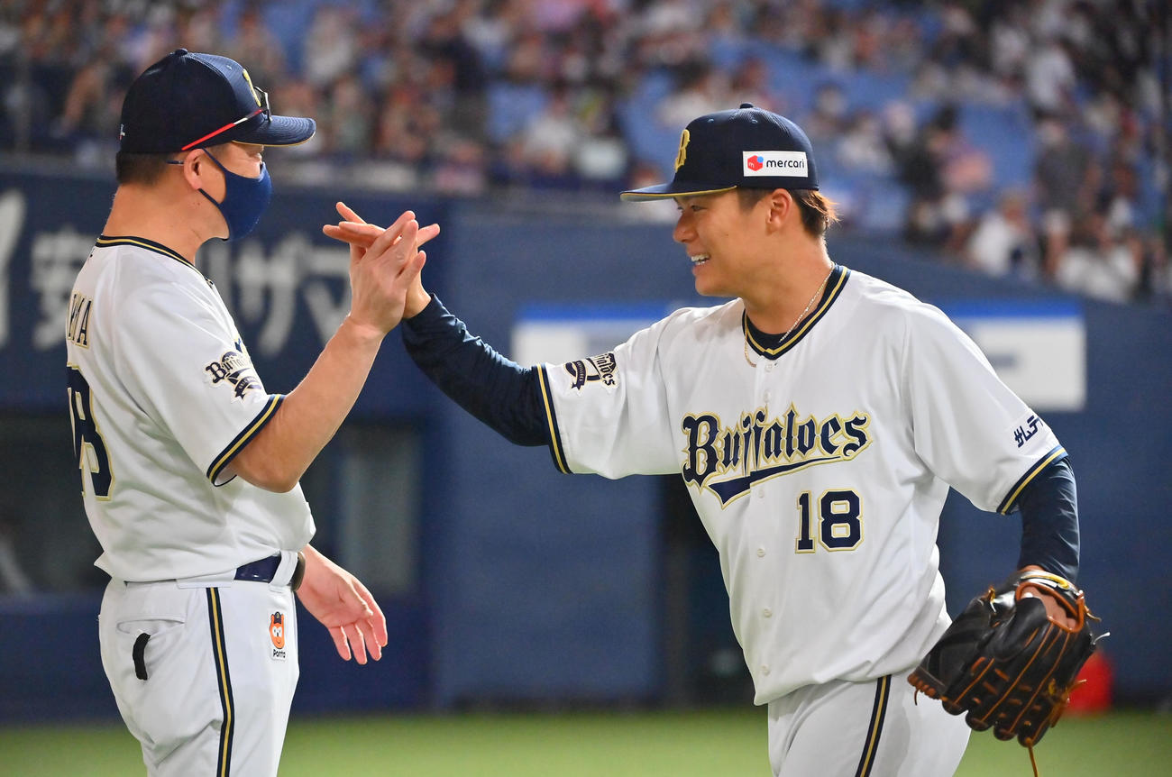オリックス対ソフトバンク　ソフトバンクを完封したオリックス山本（右）は中嶋監督とタッチを交わす（撮影・和賀正仁）