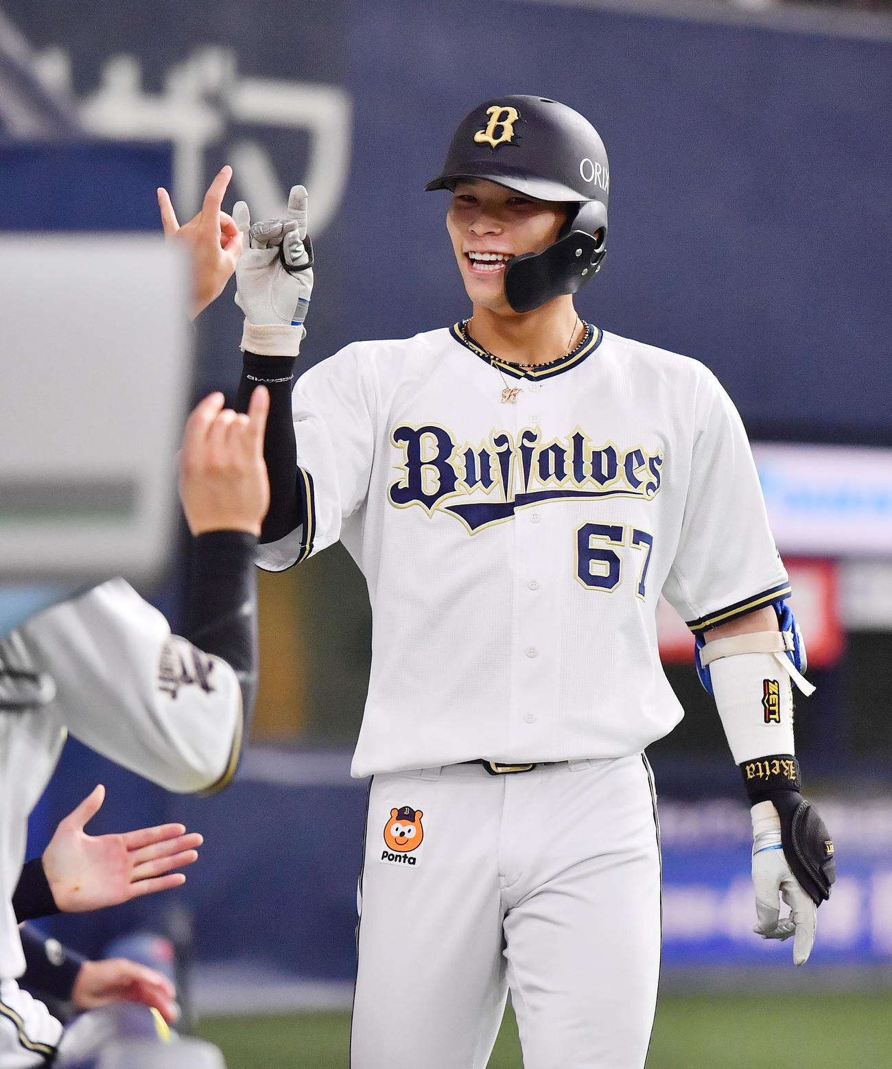 オリックス対ソフトバンク　1回裏オリックス1死、中川圭は先制のソロ本塁打を放ち生還する（撮影・和賀正仁）