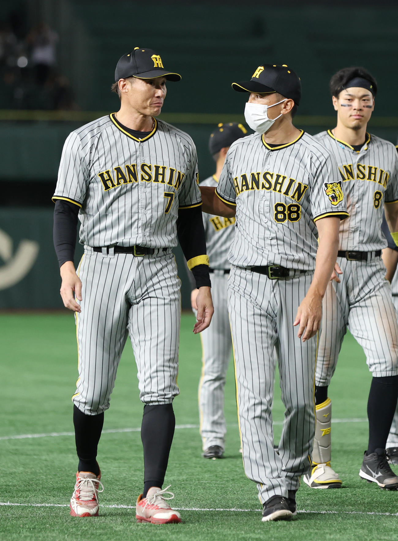 巨人対阪神　スタンドのファンへのあいさつを終えた阪神糸井（左）に声を掛ける矢野監督（撮影・前田充）