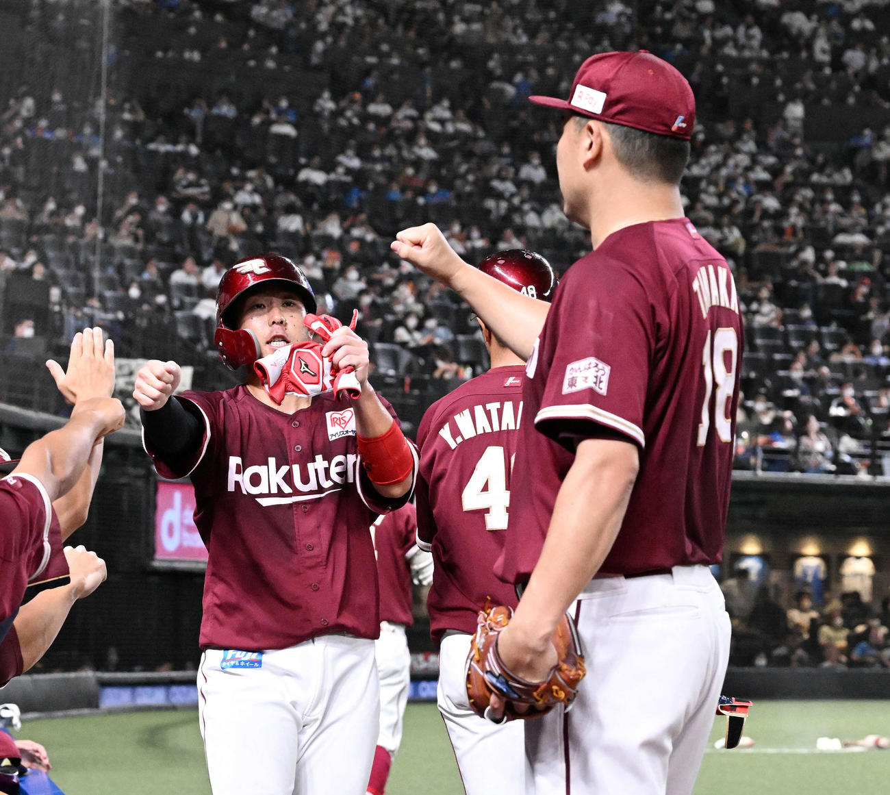 西武対楽天　4回表楽天1死一、三塁、渡辺佳の遊ゴロ間に生還した三走鈴木大（左）は田中将（手前）らチームメートとタッチを交わす（撮影・滝沢徹郎）