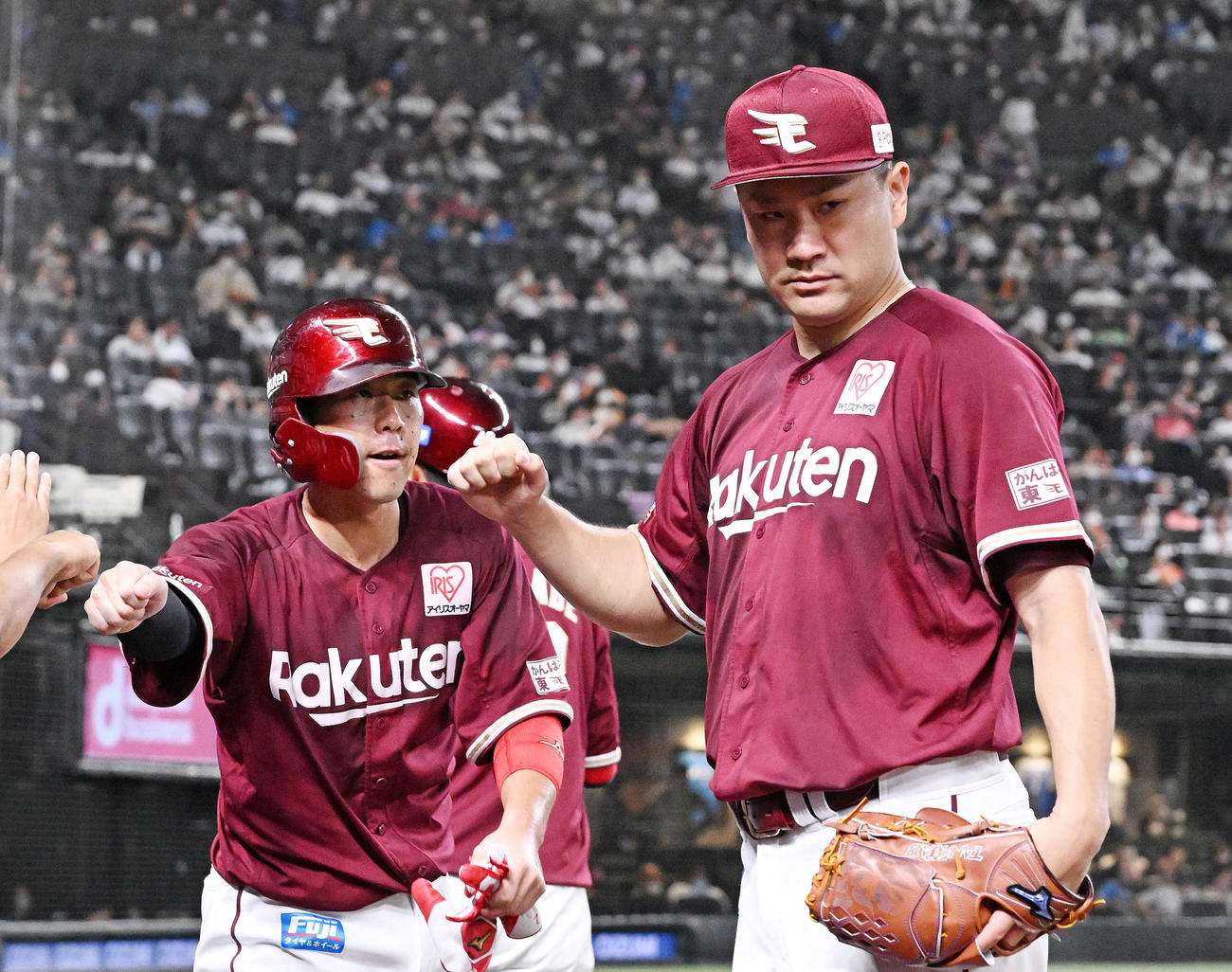 西武対楽天　4回表楽天1死一、三塁、渡辺佳の遊ゴロ間に生還した三走鈴木大（左）を迎え引き締まった表情の田中将（撮影・滝沢徹郎）