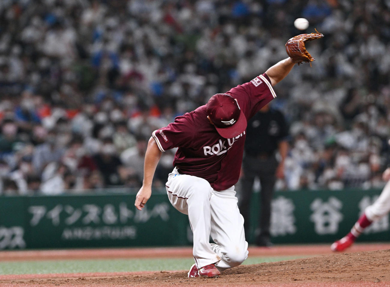 西武対楽天　7回裏西武2死、田中将は源田の中前打の打球に反応するも捕れず（撮影・滝沢徹郎）