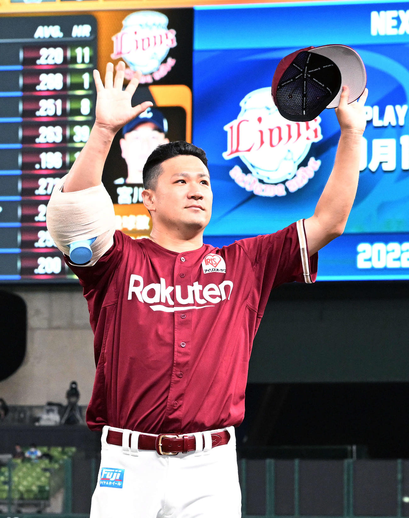 西武対楽天　ヒーローインタビューを終えた楽天田中将はファンに手を振る（撮影・滝沢徹郎）