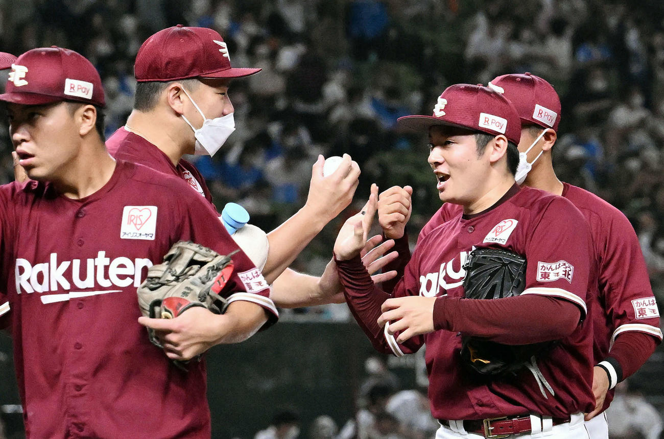 西武対楽天　試合後、勝利投手の楽天田中将（左から2人目）は松井裕（同3人目）から記念球を受け取る（撮影・滝沢徹郎）
