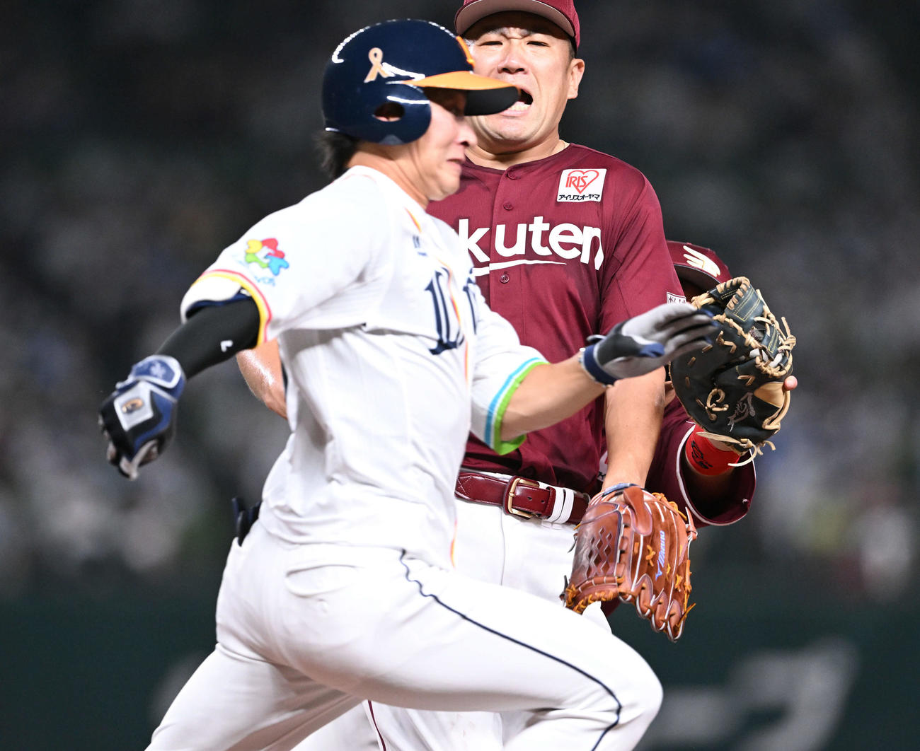 西武対楽天　3回裏西武2死二塁、金子（手前）と一塁手鈴木大（奥）に挟まれながら一ゴロに打ち取る田中将（撮影・滝沢徹郎）