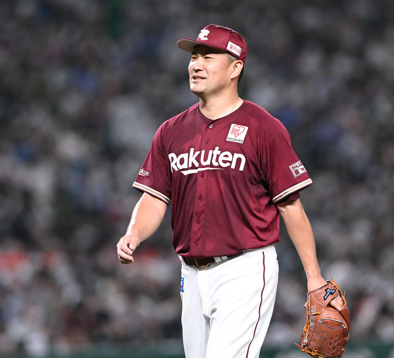 西武対楽天　7回を投げ終えた楽天先発の田中将は苦笑いしながらベンチへ引き揚げる（撮影・滝沢徹郎）