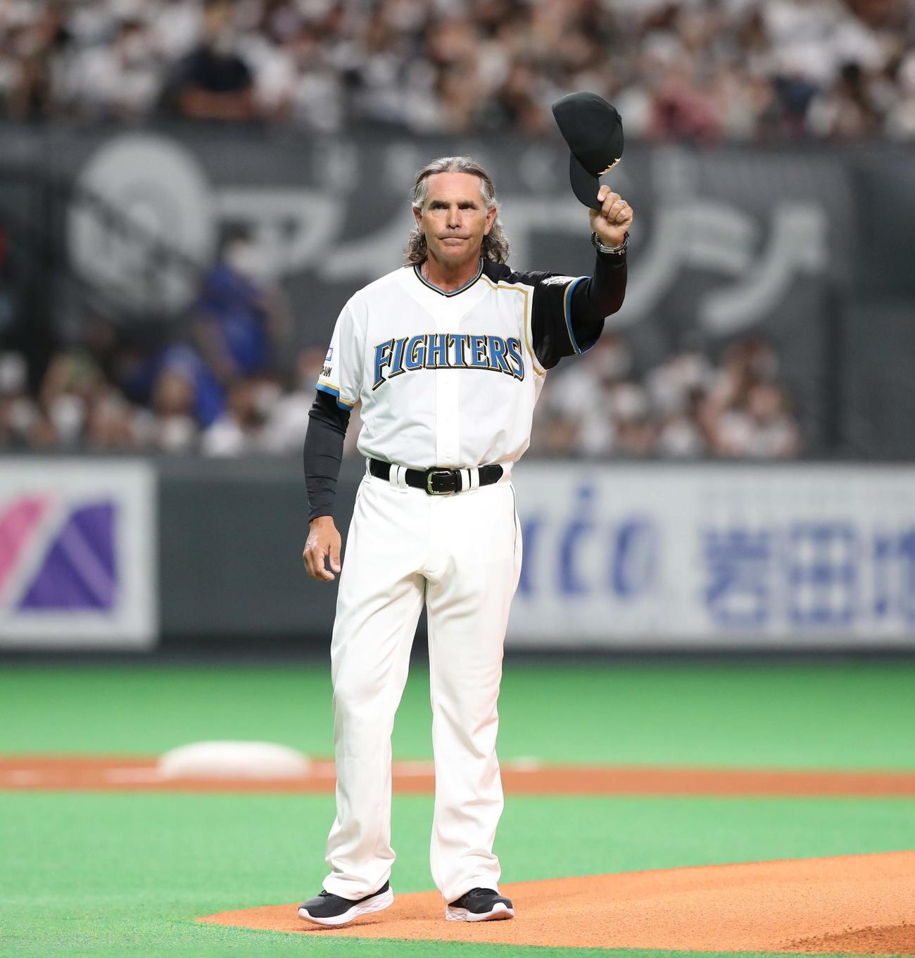 日本ハム対ロッテ　ファイターズレジェンドメモリアルピッチセレモニーに登場するヒルマン氏（撮影。黒川智章）