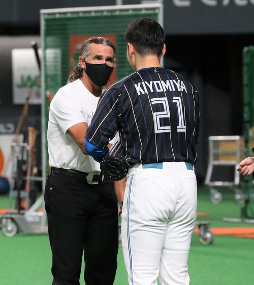 日本ハム】ヒルマン元監督が新庄ビッグボスと談笑「良い監督になると
