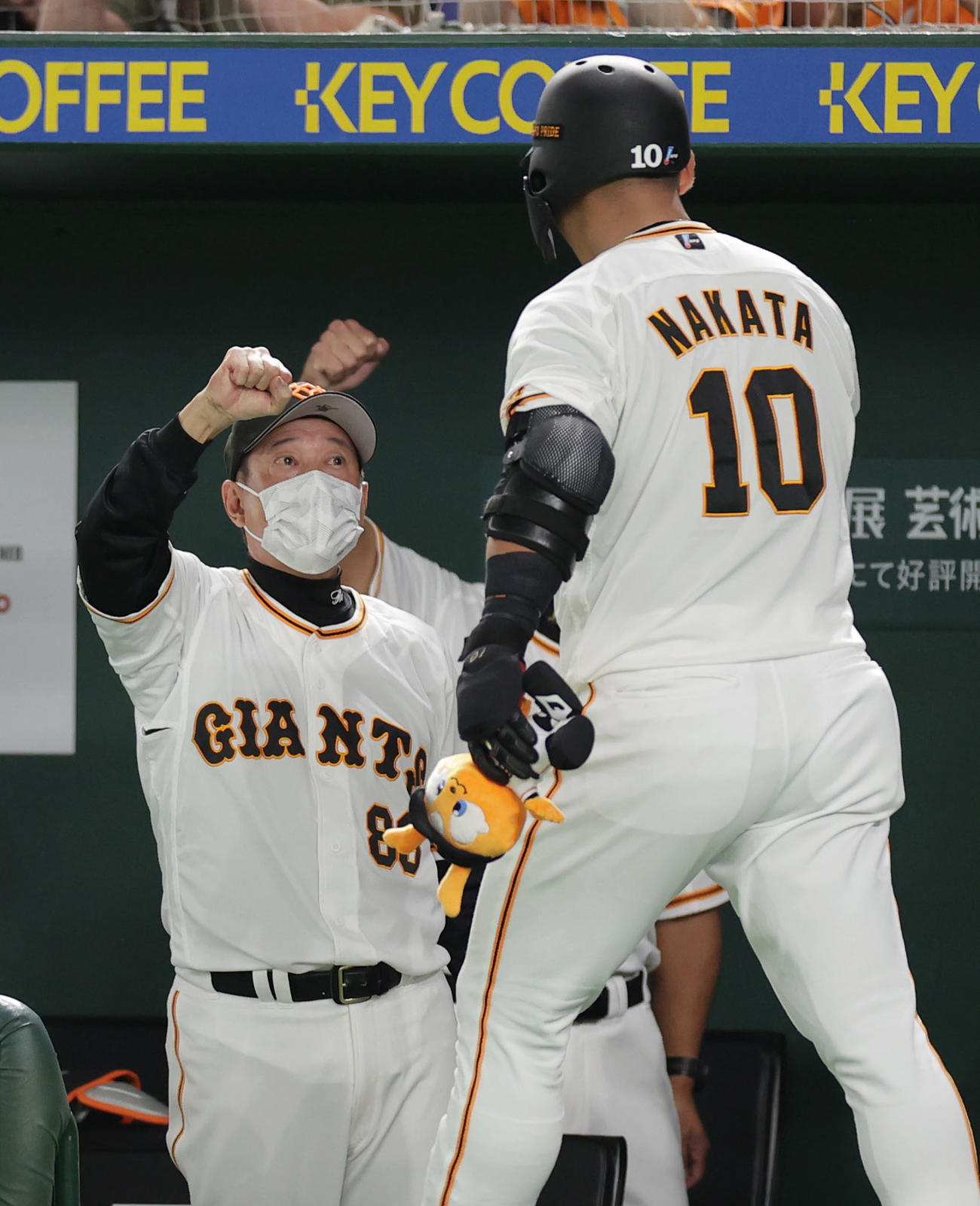 6回裏巨人1死、中越え勝ち越し本塁打を放った中田（右）を迎える原監督（撮影・前田充）