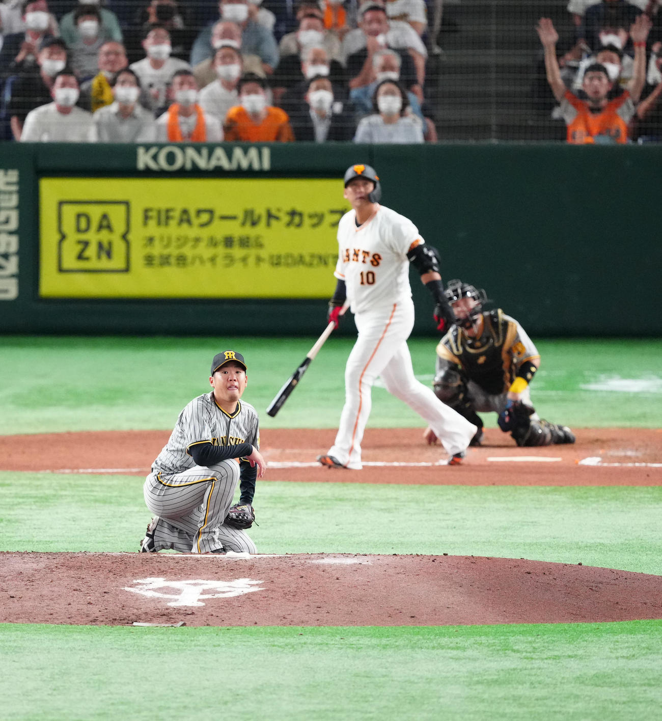 巨人対阪神　6回裏巨人1死、中田（後方左）に勝ち越しソロ本塁打を浴びる西勇（撮影・江口和貴）