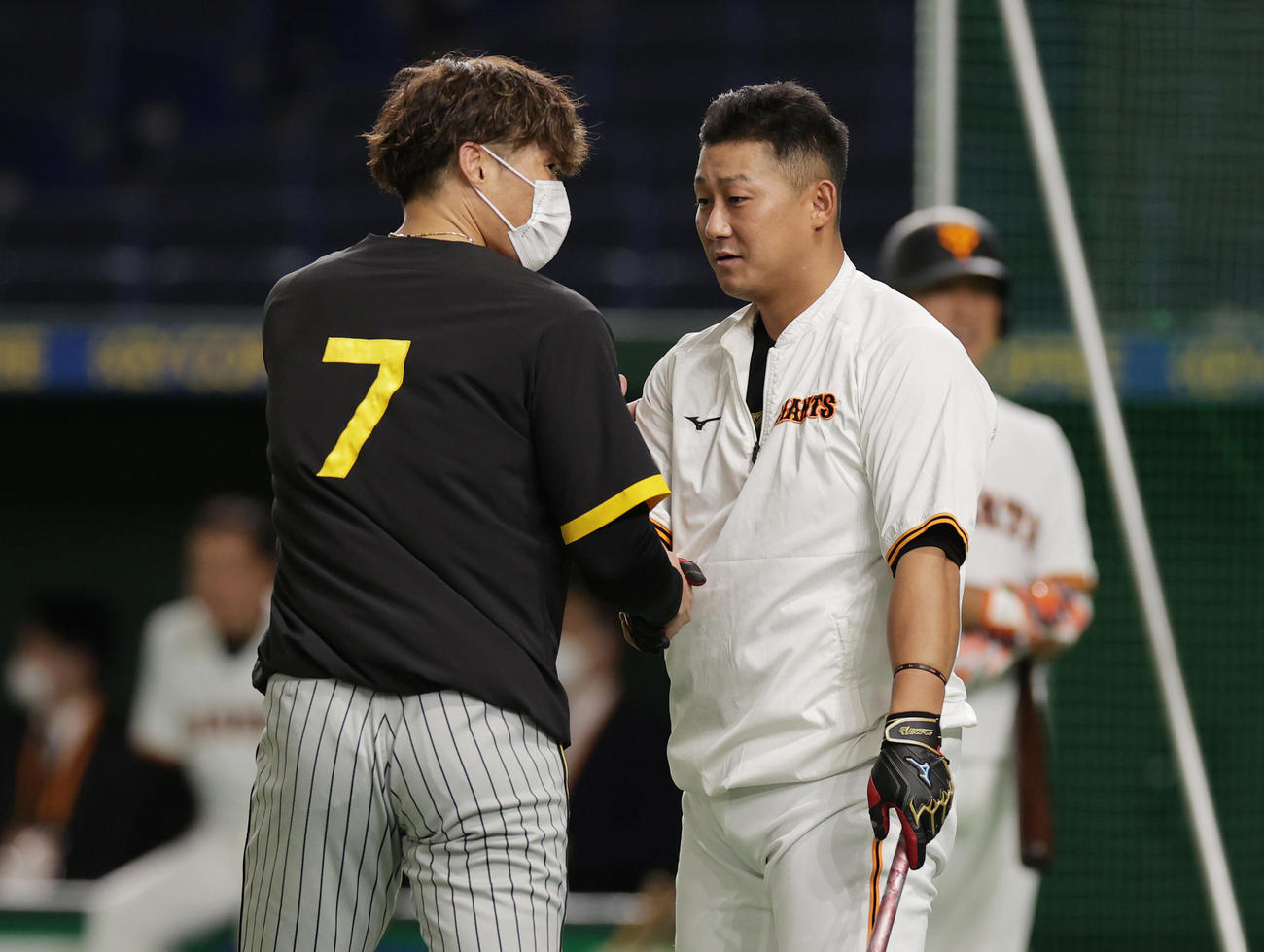 巨人対阪神　試合前練習で巨人中田（右）と握手を交わす阪神糸井（撮影・前田充）