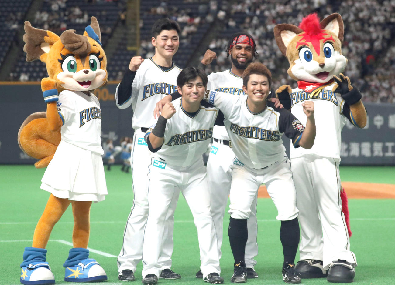 サヨナラ勝利に笑顔で撮影に応じる左から清宮、上川畑、アルカンタラ、今川（撮影・佐藤翔太）