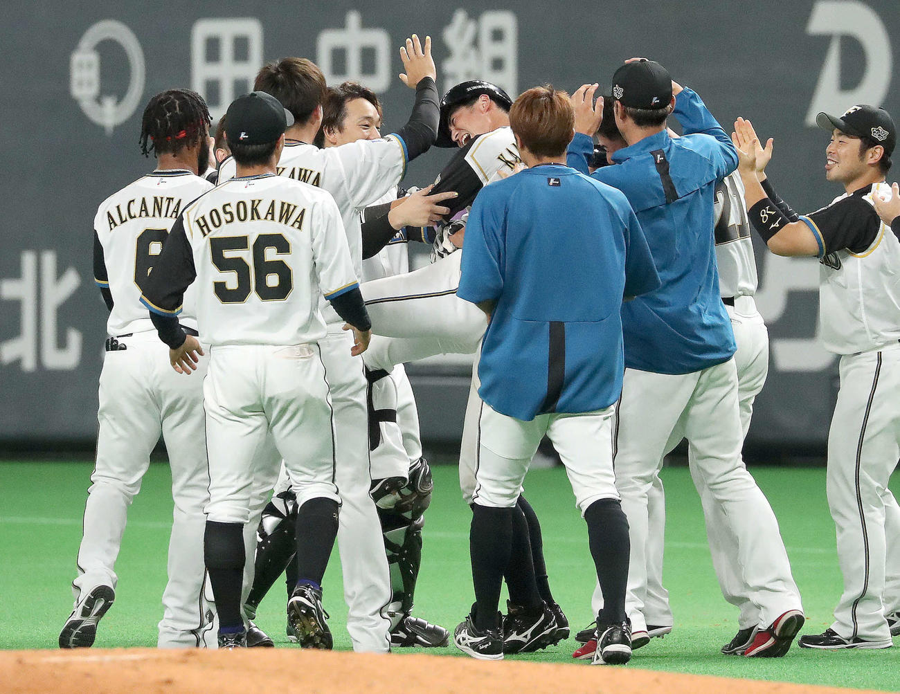 9回裏日本ハム2死二、三塁、サヨナラとなる左前適時打を放ちナインに担がれる上川畑（中央）（撮影・佐藤翔太）
