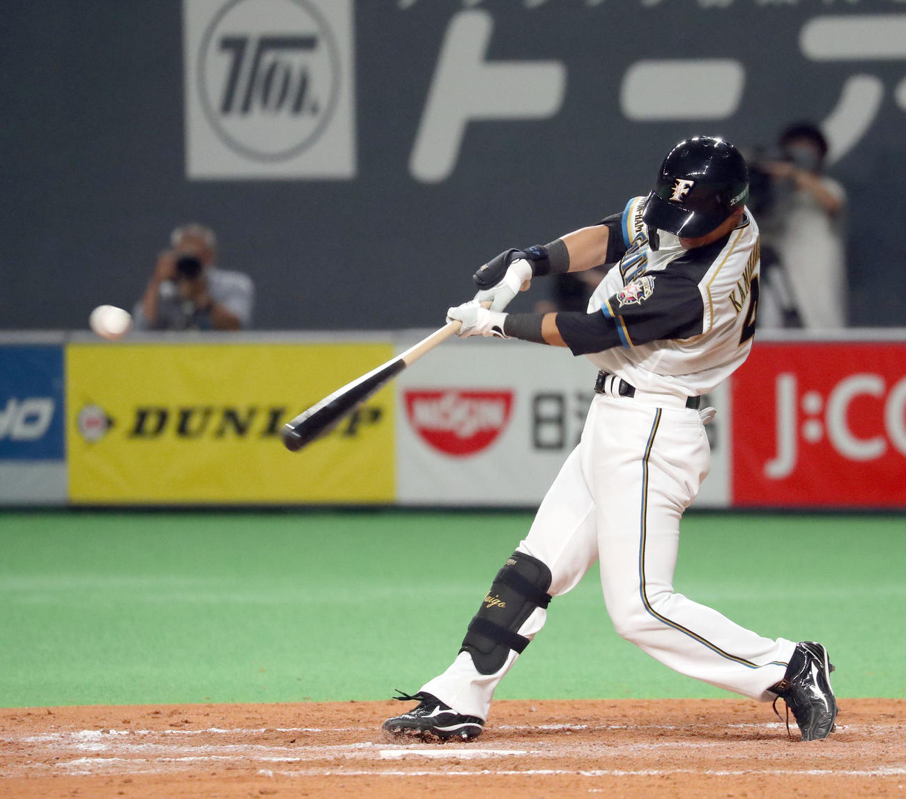 9回裏日本ハム2死二、三塁、サヨナラとなる左前適時打を放つ上川畑（撮影・佐藤翔太）